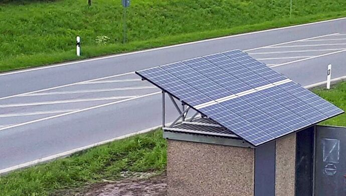 Waschbeton-Häuschen mit Solarmodulen auf dem Dach